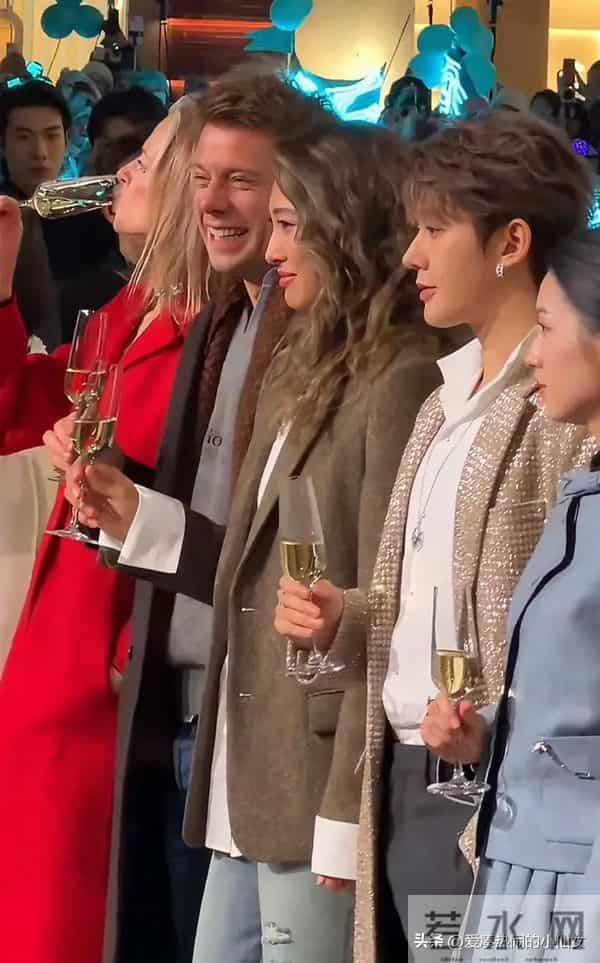 这夜，骨相极佳的周也，笑脸相迎的章子怡，都败给了气场全开的她