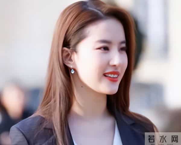 国内挣钱国外花？被金鹰奖"除名"的刘亦菲，终是为母亲的糊涂买单