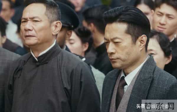 一脸苦相,眼神空洞,表情死板,没李纯的气质,谭凯也带不动她