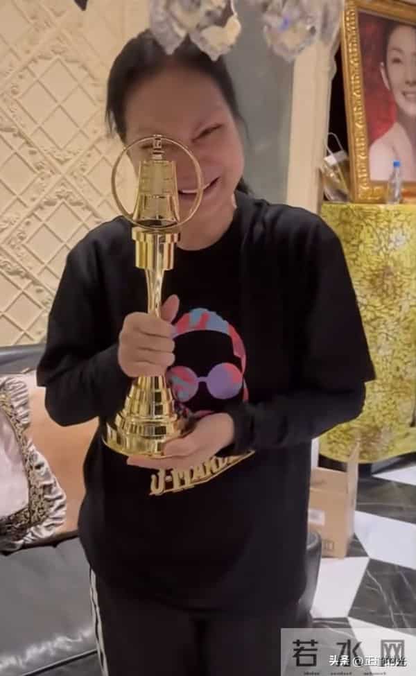 小S送金钟奖杯 S妈哭得面相都变了 家里乱糟糟 大S的遗像旁堆满杂物