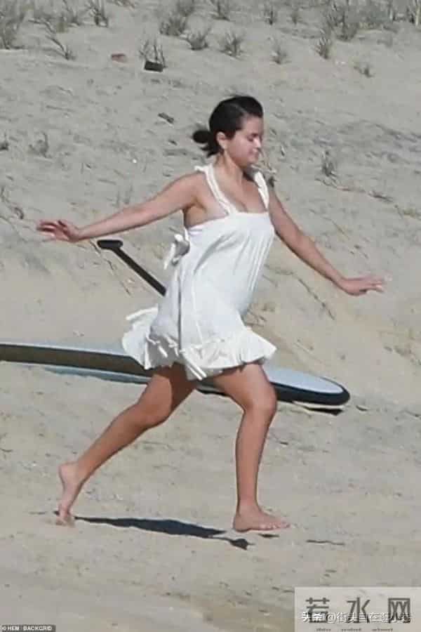 30岁赛琳娜发福明显，与妮可拉同行，大布对爱妻呵护备至