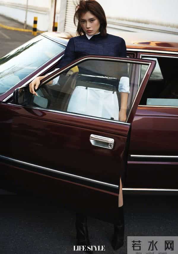 吴艳妮12月份封面写真，脚踩高跟长筒靴帅爆了