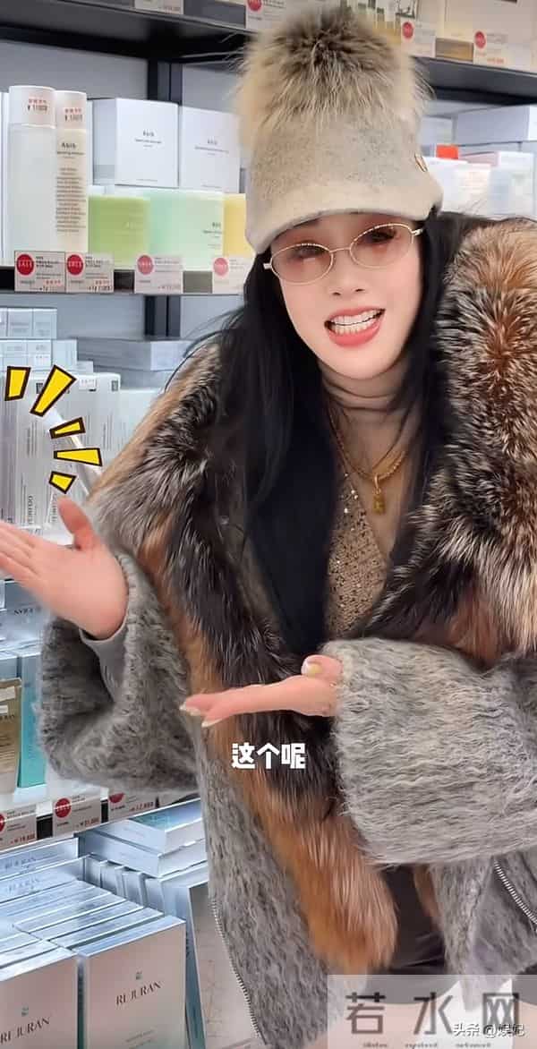 55岁钟丽缇逛街穿搭：皮草+短裤，尽显大长腿，身材好得像35岁