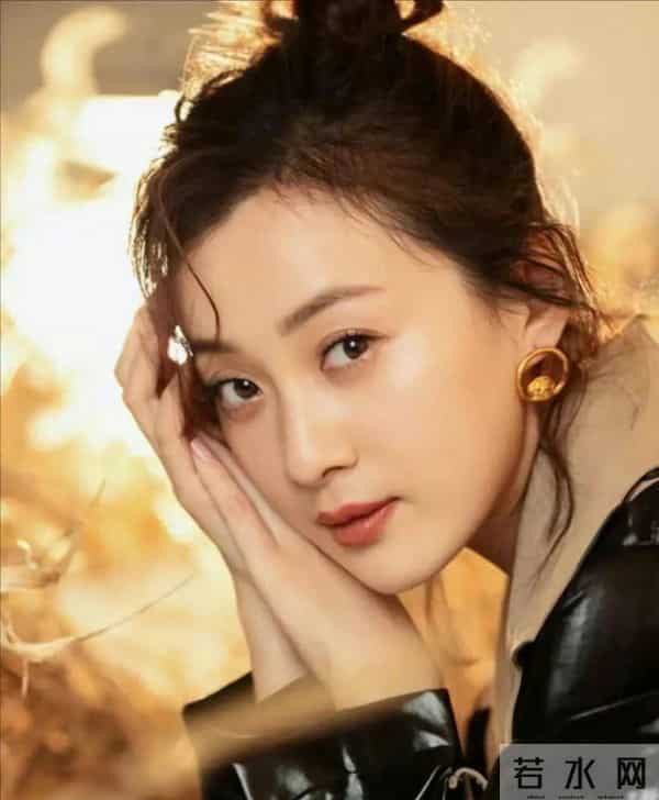 她被赵本山看中，3次上春晚，前任成李小冉老公，41岁仍不婚不育