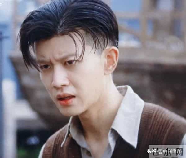 任嘉伦新剧上线就翻车,全程皱眉一星二星满屏飘,男配反倒成亮点