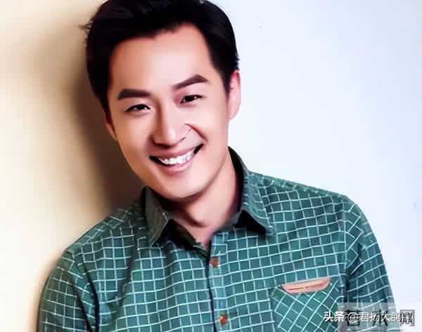 他是央视“学历最高”男主持，倪萍的接班人，娶演员妻子很幸福