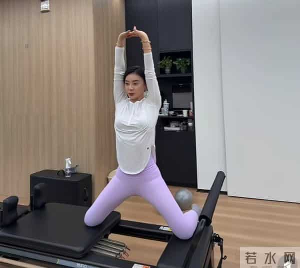 38岁袁姗姗晒健身美照，小腹平坦零赘肉，马甲线优越太绝了
