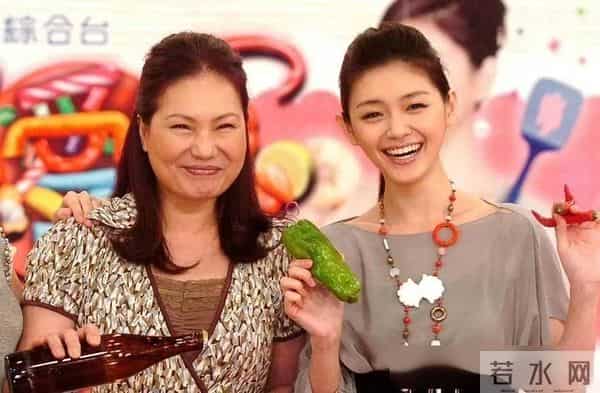 眼睛红肿、面色苍白,S妈状态引发网友担忧,原来她还没走出悲伤