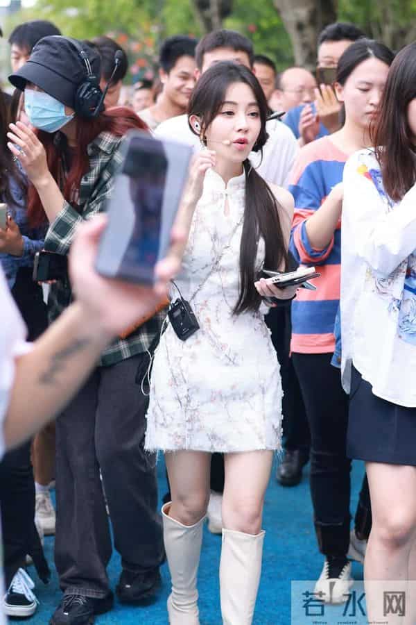 34岁冯提莫癌症复发后复播,巧妙遮挡手术疤痕,粉丝:女神别熬夜