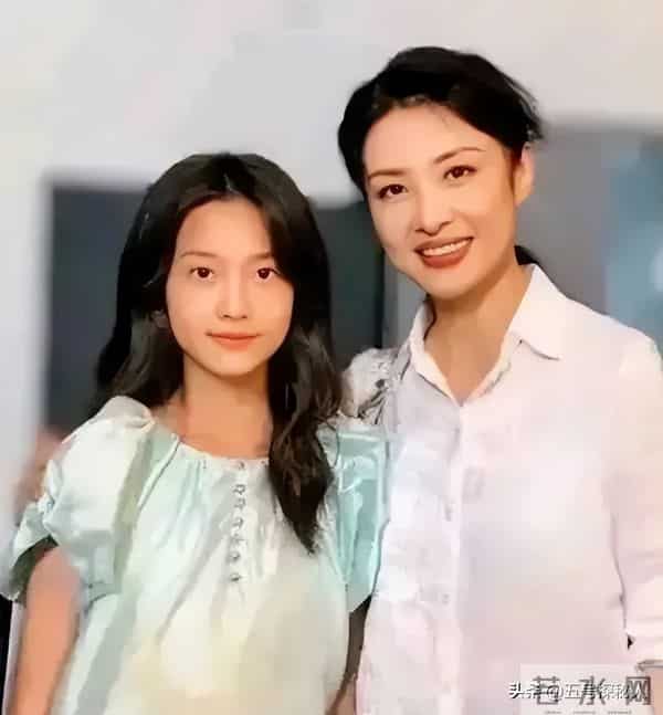 她“抛弃”前夫再嫁百亿富豪，从央视辞职8年，今56岁跨行当演员