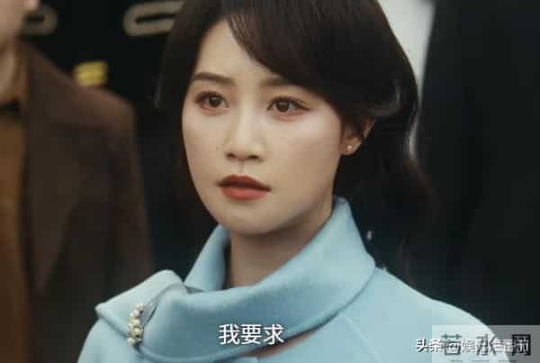 一脸苦相,眼神空洞,表情死板,没李纯的气质,谭凯也带不动她