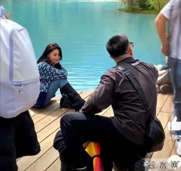 38岁张馨予晒近照,穿卫衣扎马尾似20岁,何捷真把她宠成了小女孩