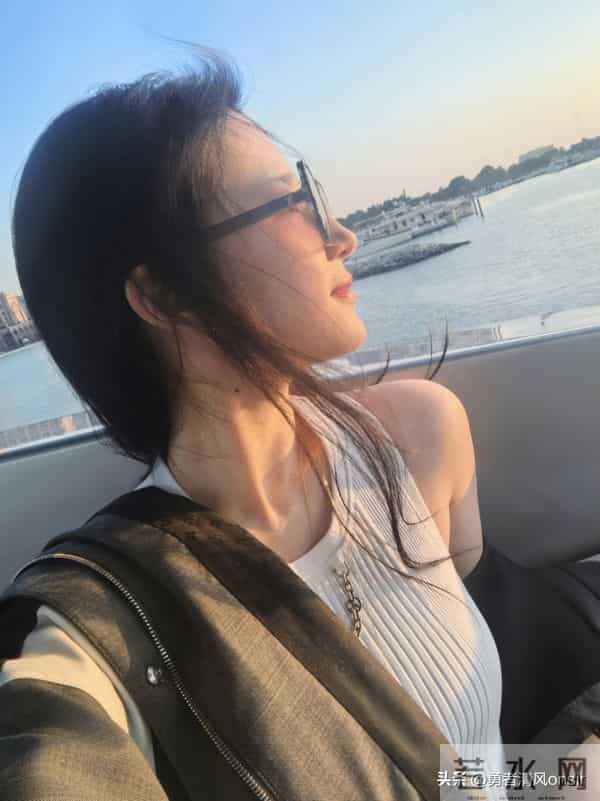 刘亦菲晒最新美照，露腰T配短裙身材火辣，瘦身后美出新高度