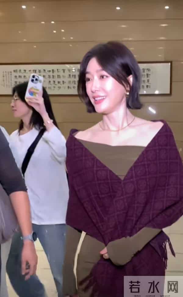 秦岚抵达广州出席活动，墨绿长裙搭酒红披巾，短发超有韵味