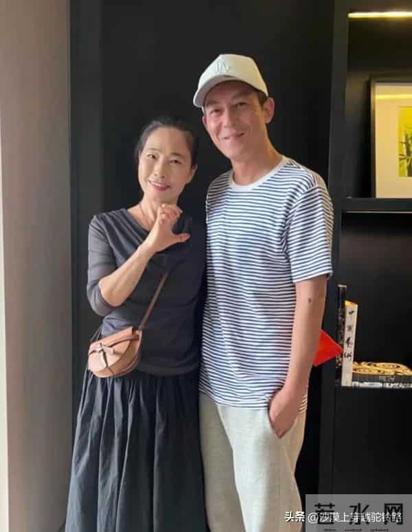 陈冠希陪老婆回河南老家探亲，打扮朴素老气，秦舒培素颜皮肤真好