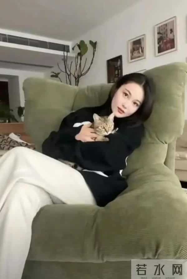 张馨予晒广州豪宅内景，老公何捷在客厅健身撸猫，37岁一身腱子肉