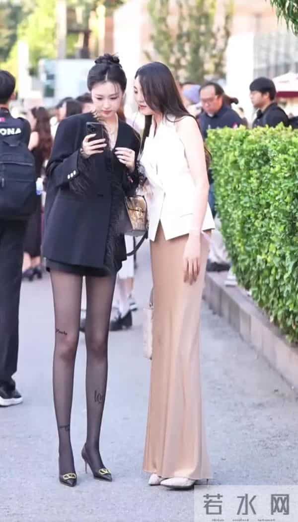 李沅桐是真美啊,腿真是又长又直,好好看