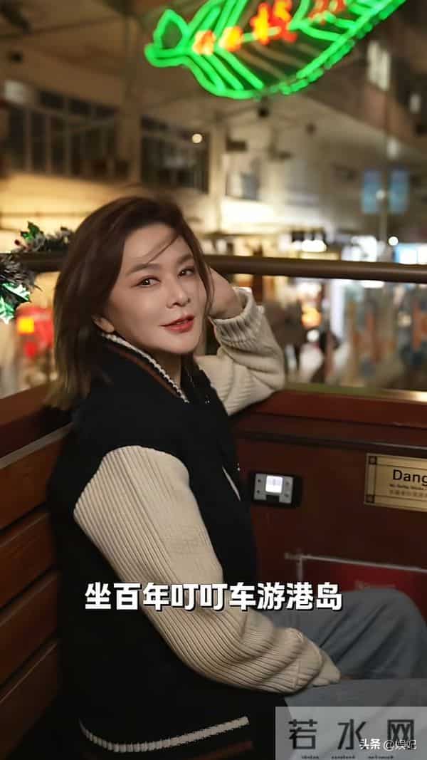 63岁关之琳最新穿搭：齐肩发+拼接上衣+阔腿裤，减龄时髦，像40岁