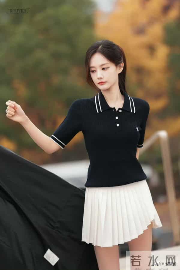 李一桐的上班日常,身着简约黑衫的她