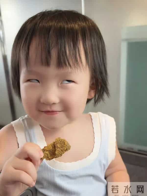 黄一鸣带女儿医院看病,闪闪聪明惹人疼,网友:王思聪会很遗憾!