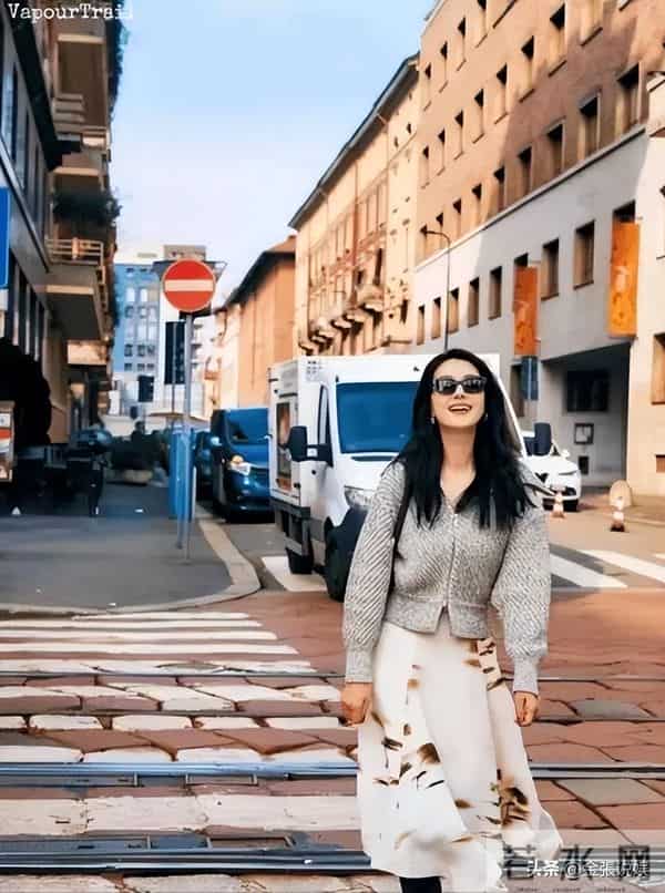 46岁高圆圆米兰街头放飞!没人认出素颜狂拍，生图状态看呆路人