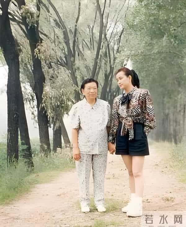 母亲去世时，刘晓庆却在外地走穴！她遭网友诟病