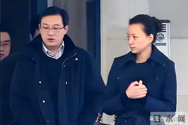 曾主持13年春晚，如今却跌落神坛的董卿，终要为“老赖”丈夫买单