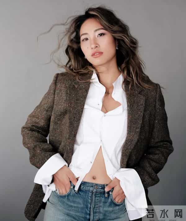 章子怡压轴亮相迪奥活动！LV家族长公主陪走红毯，高马尾嫩如少女