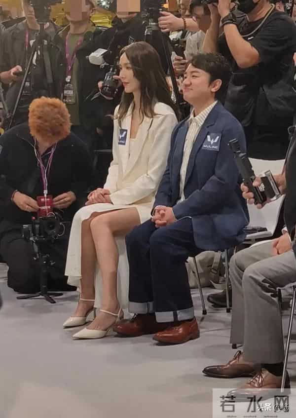 45岁王祖蓝和老婆现身香港，李亚男身材高挑美腿修长，打扮时尚！