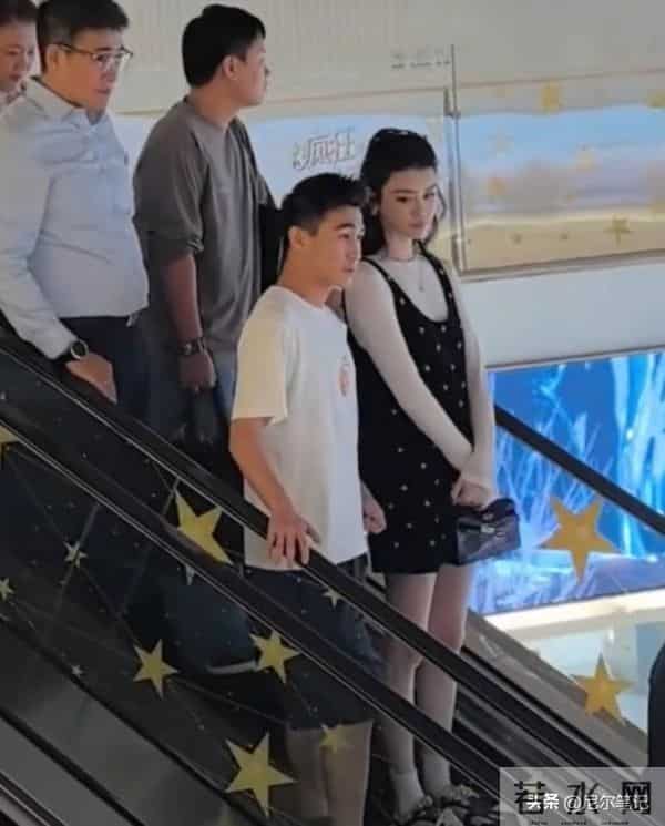 65岁梁安琪带奚梦瑶逛奢店,不敢上扶梯想走没成功,何猷君显尴尬