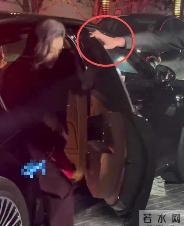 上海红毯太真实，谭卓脸肿，吉娜大小胸成谜，赵雅芝深V险走光