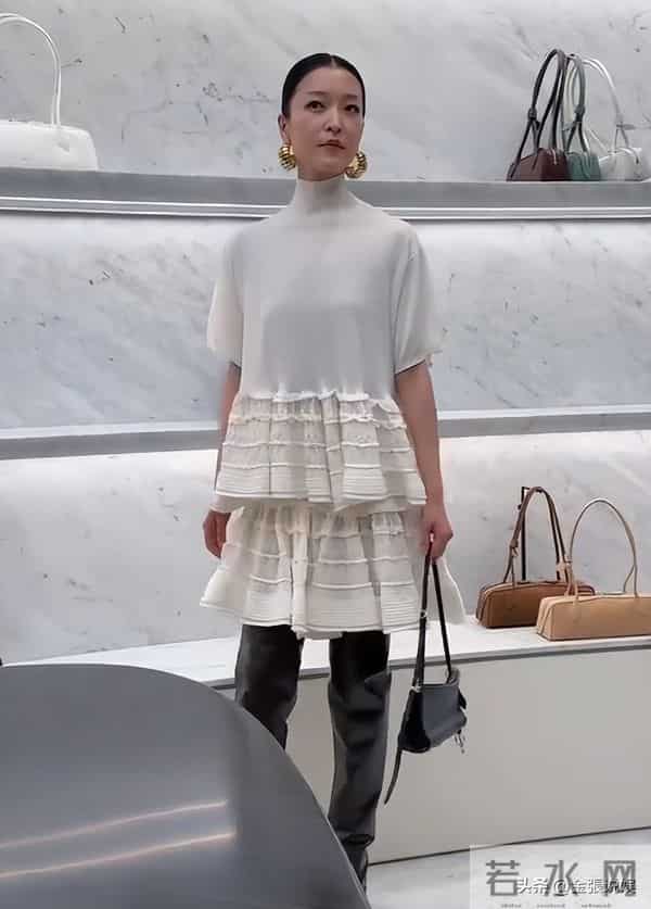 北京酒会太真实，吉娜"假胸"尴尬，娜然脸肿胀，秦舒培一脸男相