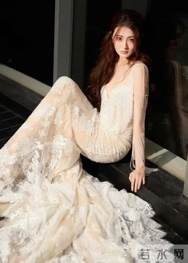 方脸婴儿肥，徐璐到底算不算美人？看她和外国人合照，孙俪说对了