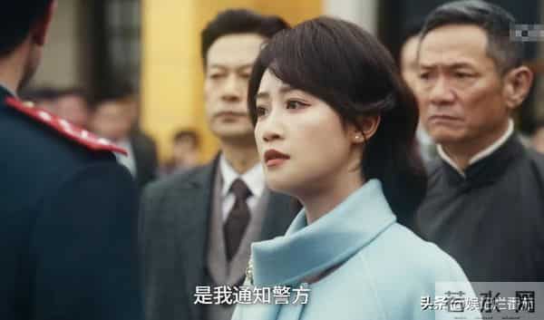 一脸苦相,眼神空洞,表情死板,没李纯的气质,谭凯也带不动她