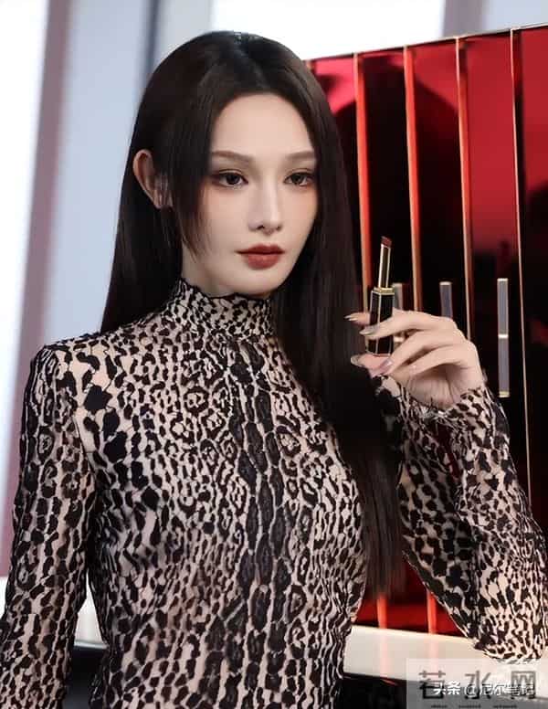 上海这一夜，搔首弄姿的彭小苒，被26岁王楚然秒了：妆再浓也白搭