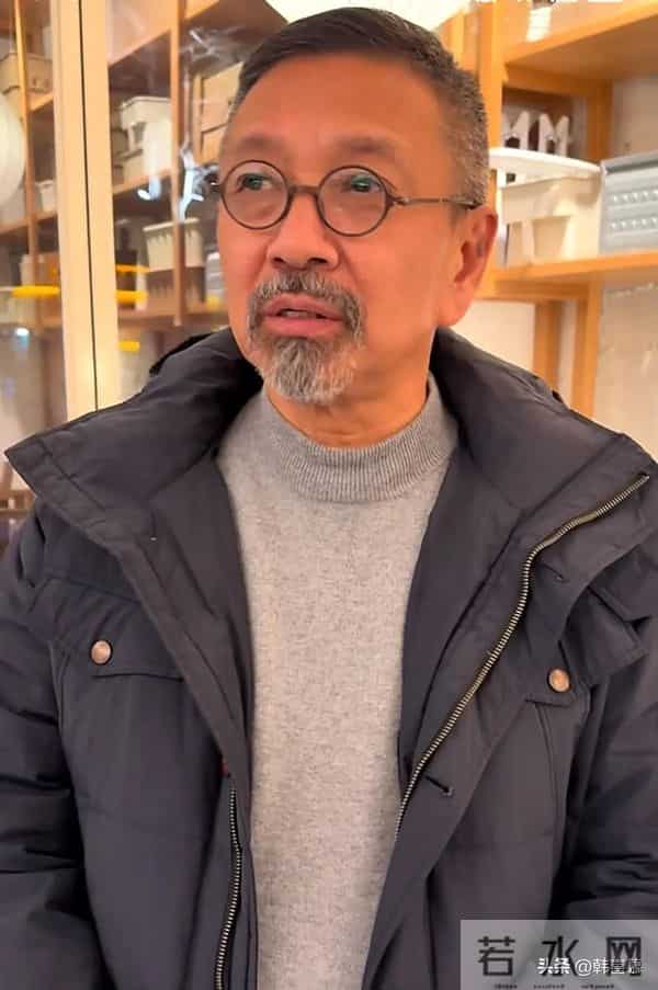 63岁周小斌突然暴瘦,形象大变认不出,四十岁结婚,妻女未露过面