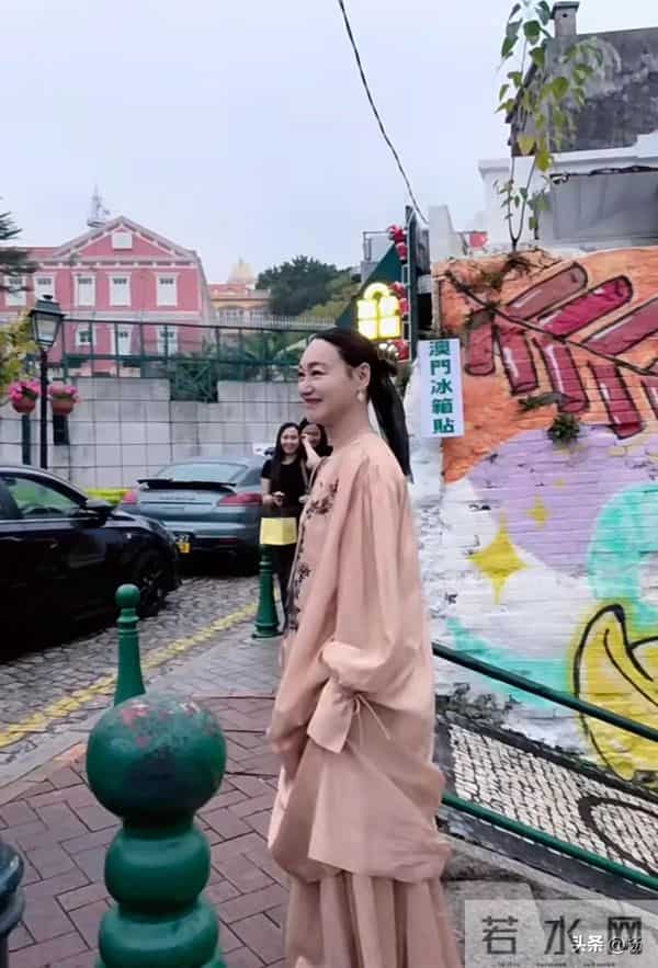 65岁惠英红澳门被偶遇，新中式连衣裙精美华丽，整体造型一言难尽