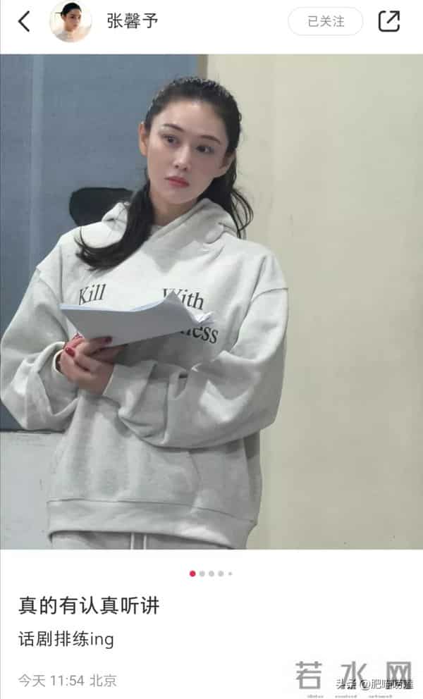 38岁张馨予晒近照,穿卫衣扎马尾似20岁,何捷真把她宠成了小女孩