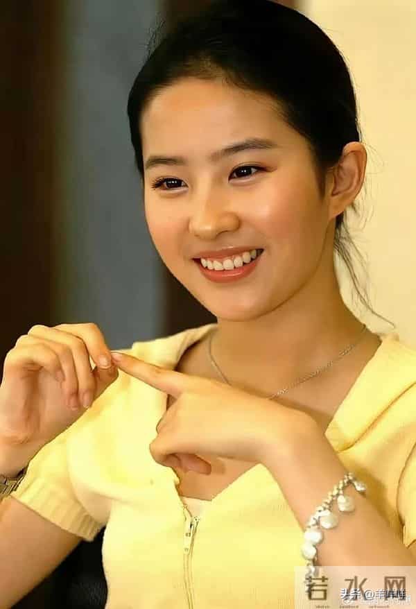 穿黄色连帽衫的刘亦菲太绝了！甜笑藏不住好心情，清爽又灵动