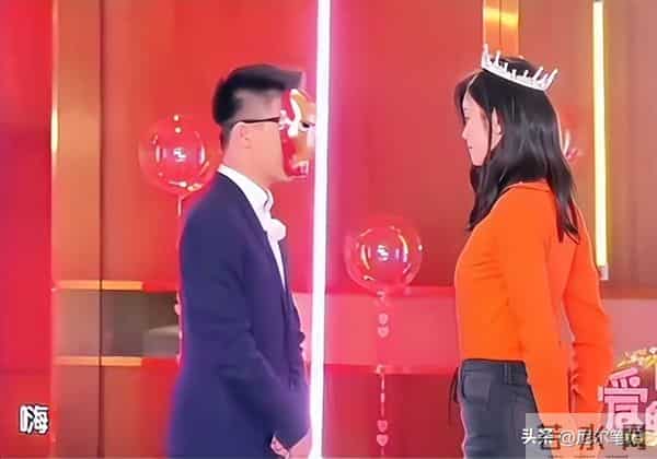 65岁梁安琪带奚梦瑶逛奢店,不敢上扶梯想走没成功,何猷君显尴尬