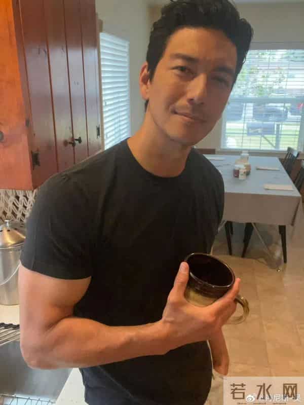 44岁丹尼斯·吴现身上海参加活动，黑色西装造型干练帅气，被赞“法拉利老了也是法拉利”