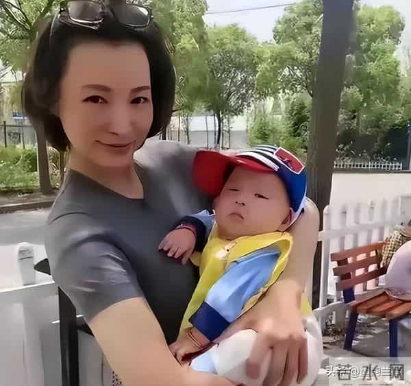 曾主持13年春晚，如今却跌落神坛的董卿，终要为“老赖”丈夫买单