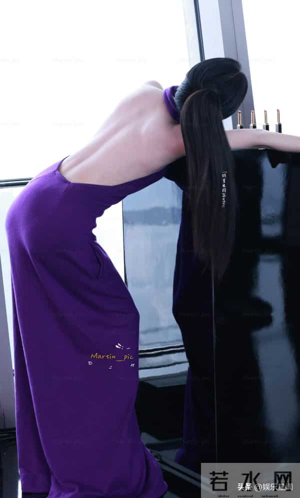 包上恩 挂脖露背紫裙造型亮相，背部线条流畅有力，不拔罐可惜了！