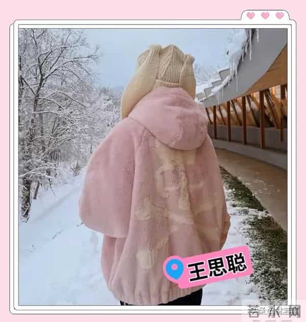 王思聪晒滑雪照,穿粉色貂皮,戴着可爱的帽子,手拿咖啡,很惬意