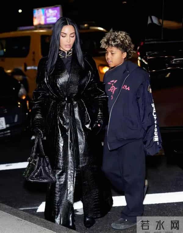 金·卡戴珊母子街头同框,黑色皮衣加持,辣妈气场藏不住