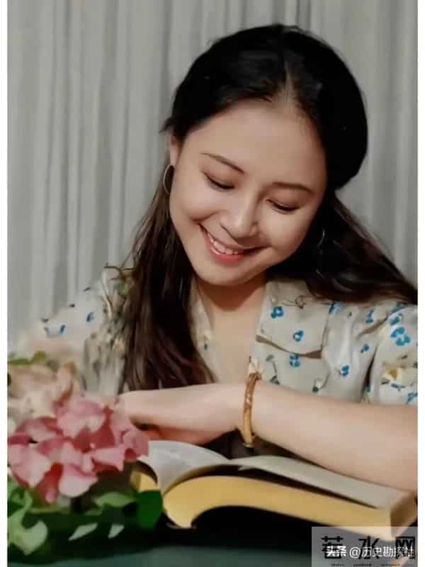 琼瑶和丈夫平鑫涛，在昆明石林旅游时，一张珍贵的合影，很浪漫