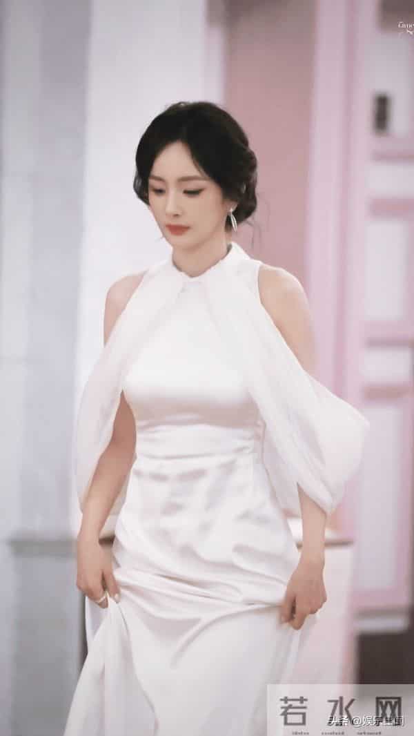 杨幂一袭白裙惊艳亮相澳门，盘发造型好温柔，粉丝快被迷晕了
