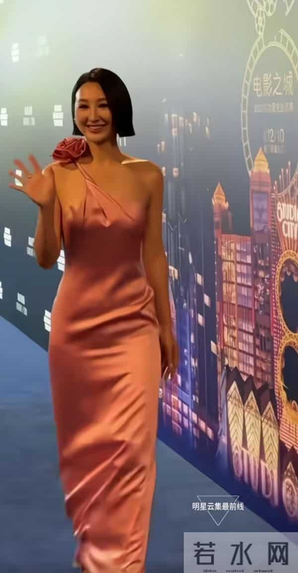 高海宁真是一副好身材，有肉感又有线条真是好看，气血好足的样子