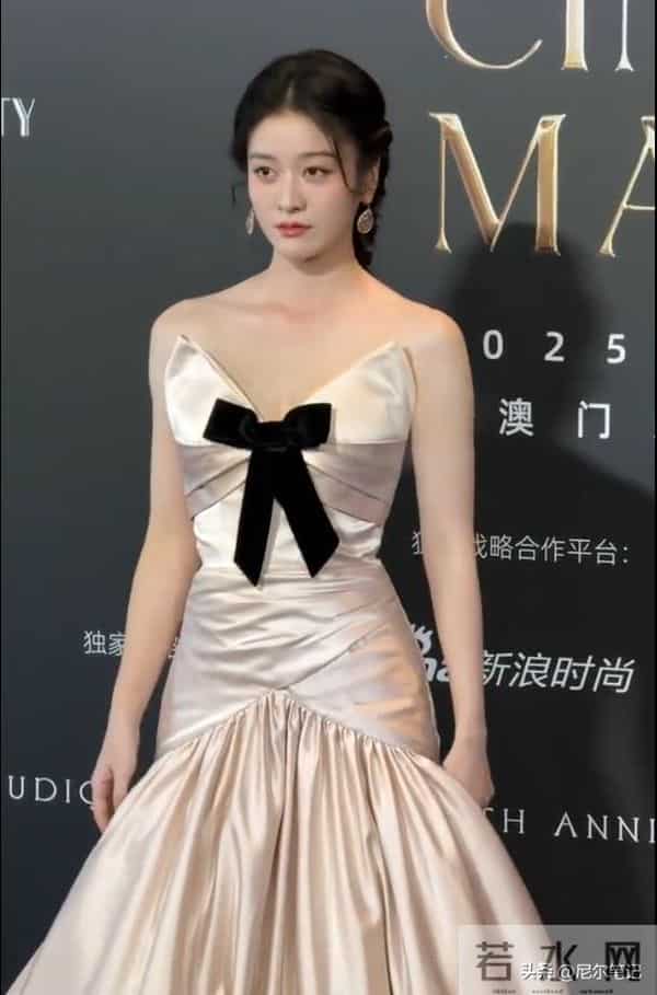 上海这一夜，搔首弄姿的彭小苒，被26岁王楚然秒了：妆再浓也白搭