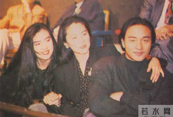 邱淑贞和昆凌坐一起看张学友演唱会，邱淑贞扎高马尾比昆凌漂亮！